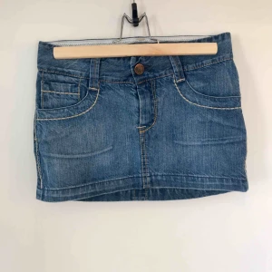  - Snygg jeanskjol, Re-HasH, använd fåtal gånger. Köpt i USA, frakt tillkommer.