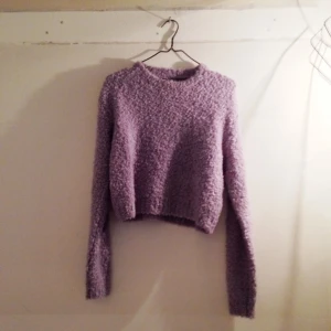 Lurvig underbar tröja från Weekday. 57% akryl 22% ull 11% poly 10% mohair - Lurvig underbar tröja från Weekday. 57% akryl 22% ull 11% poly 10% mohair