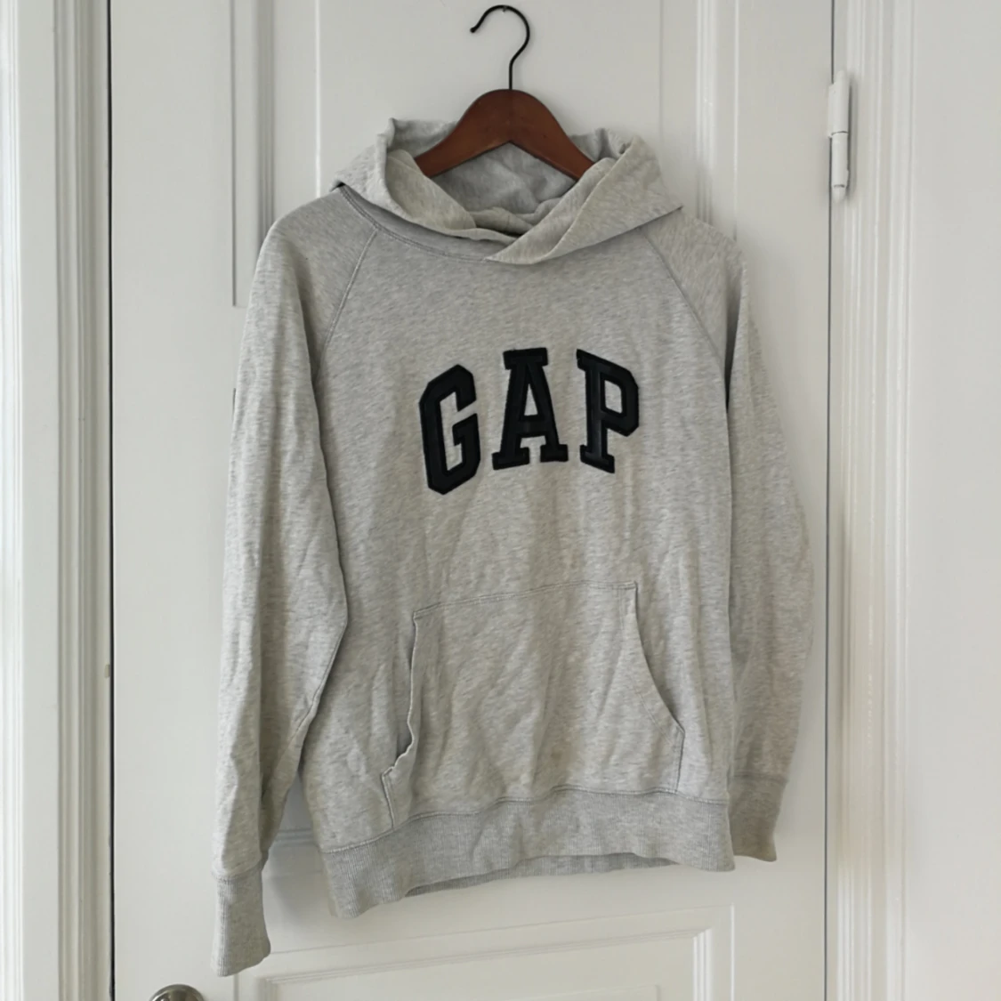 Grå GAP-hoodie