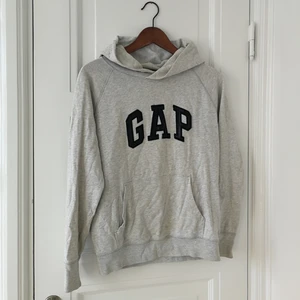 Grå GAP-hoodie - Grå GAP-hoodie. Fint skick! 