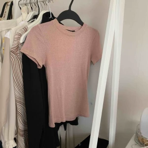  - glittrig fin topp ifrån bikbok i strl S, säljer pga inte min stil längre köparen står för ev frakt💓