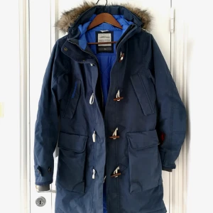  - Didriksons "Martha wns Duffel". Nypris 2 500 kr.  100% vattentät och snygg! Har "stormsystem" och är supervarm och go. Använd max 5 ggr. Fint skick! 🌼