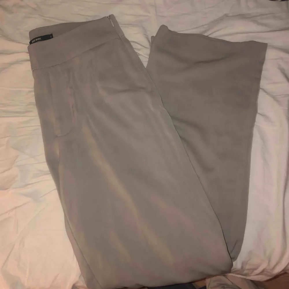 Bikboks ”kända” adriana byxor || gråare än på första bilden || knappt använda || säljer för 100kr + frakt 💖💖💖. Jeans & Byxor.