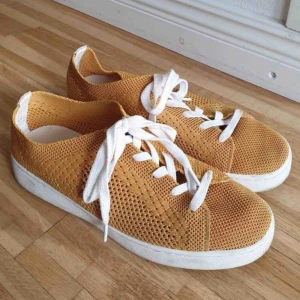  - Coola gula virkade sneakers med tjock sula från Mango. Använda under fem gånger, har dock några grusfläckar men som säkert går bort. Frakt ingår!