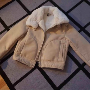  - Säljer bikerjacka strl S!  Sparsamt använd, som ny!! Kom med bud ( gör även byten )