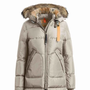  - Säljer denna äkta parajumper inköpt NK 2017 för 9.200kr, kvitto finns kvar. Pris kan diskuteras, djur och rök fritt hem. :)