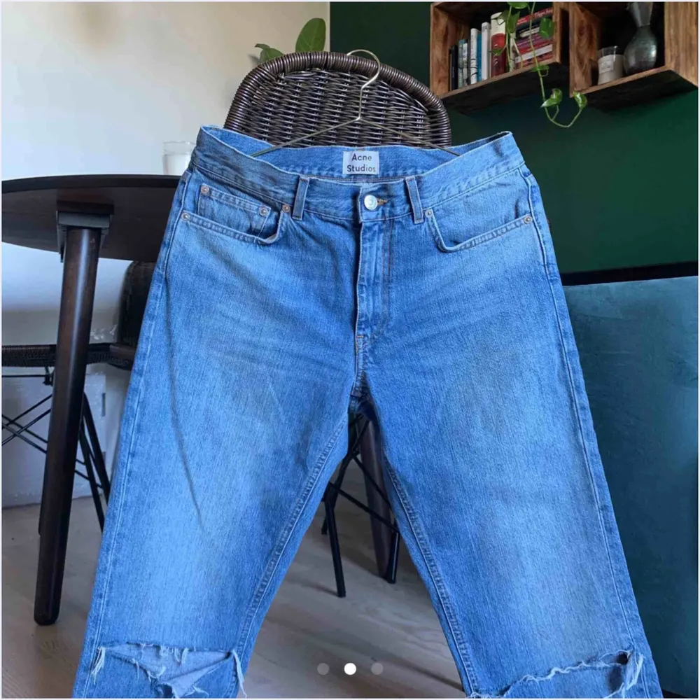 SUPERsnygga jeans från acne. Köpte här på plick men tyvärr passade de inte:(( jag betalar frakten, eller om du hellre vill mötas nån stans i stockholm!!!🥰🥺🥰 . Jeans & Byxor.