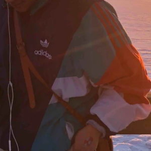  - Häftig adidas vintage jacka, litet brännmärke finns från strykjärn men syns knappt :)