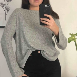  - Grå stickad tröja i kashmir imiterat material, väldigt mjuk alltså! Dm vid intresse 🥰