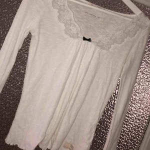  - En vit odd Molly tröja med spets✨ Frakt står köparen för!