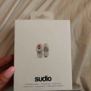  - HELT nya sudio tolv hörlurar (fick i ett samarbete) med 7h speltid (4 ytterligare laddningar för totalt 35 h) och inbyggd mikrofon samt bluetooth. Ingår manual och laddare Aldrig använda Nypris: 1195kr Pris går att diskuteras :-))))