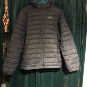  - En dunjacka i marinblått, jättefint skick