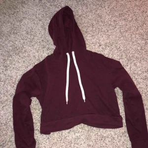  - Vinröd croppad hoodie från H&M, bra skick! (Passar även XS)