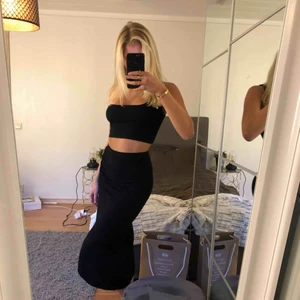  - Svart kjol med slits på sidan, kan mötas i Uppsala eller så tillkommer frakt