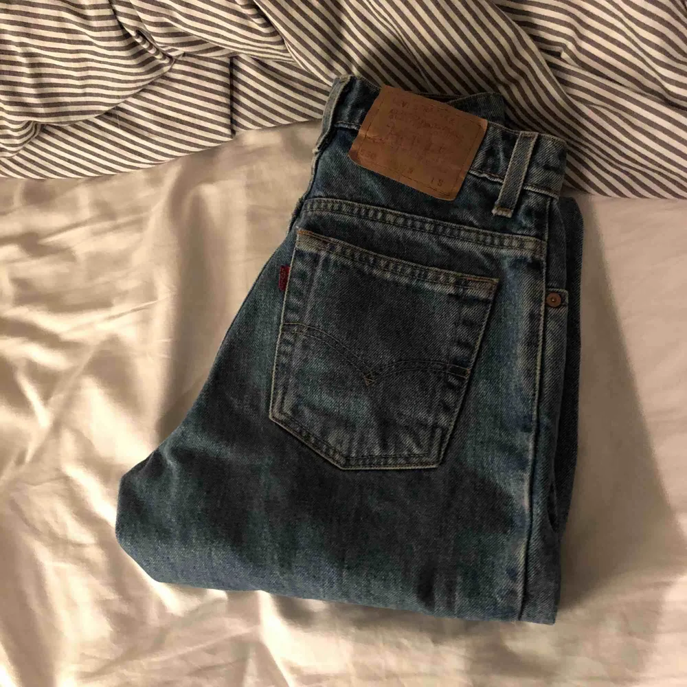 Skiiit snygga blåa äkta Levis jeans! Köpte för ett tag sen men har inte använt dom mycket! Köpte för 999kr! Frakt tillkommer. Jeans & Byxor.