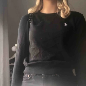  - En Ralph Lauren sweatshirt i svart väldigt fin den har dock blivit för liten för mig därför jag säljer den. Köparen står för frakten! 