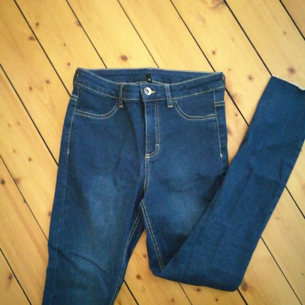 Stretch och shaping jeans/jeggings från Calzedonia.  Deras basic kollektion så de är aldrig på rea. Nya kostar 359kr. Mörk blå med back fickor. Medelhög midja.  . Jeans & Byxor.