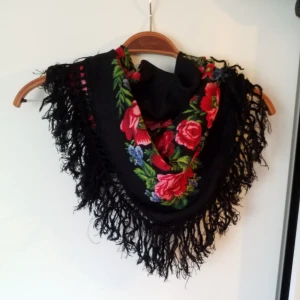  - Jättefin vintage-scarf med många användningsområden 