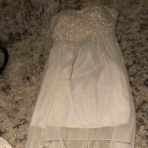  - Vit klänning från Gina tricot  Längre där back  Använd 1 gång  