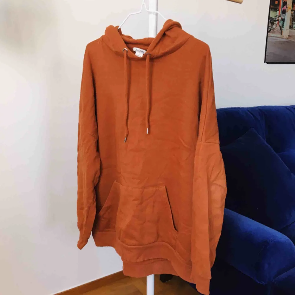 Orangebrun hoodie från Monki som är mer som M/L.  Kan mötas upp i Sthlm eller skickas mot frakt (130 inkl frakt!). Hoodies.
