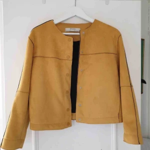  - Skitsnygg gul jacka i mockaimitation från Zara. Kortare i modellen men passar bra på mig som är 180. Knappt använd så jättebra skick. Frakt ingår!