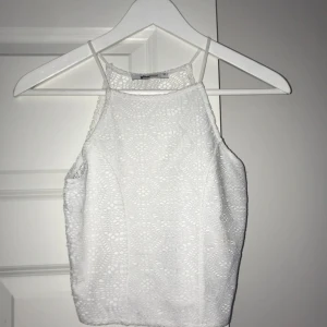  - Vit croptop från Ginatricot. Aldrig använd🌸 40 kr + frakt. 