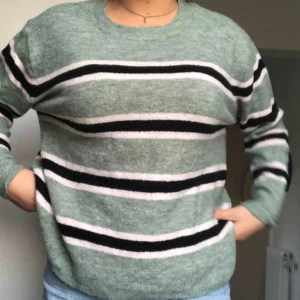  - Gullig stickad tröja från HM. Använd 1 gång då det inte är min stil.