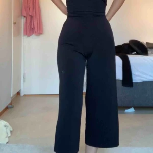  - Utsvänga lösabyxor med slits