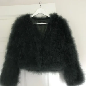  - Fjäderjacka från Chelsea i mörkgrön färg (svårt att få till exakta färgen på bild). Aldrig använd❕300 kr + frakt. 