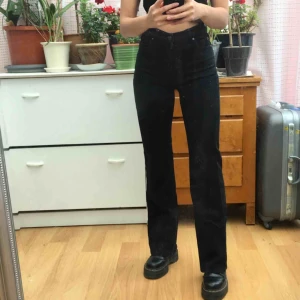  - Brallor i jeanstyg från Cheap Monday! Extremt sköna pga stretch! Märkta W26, jag på bild är W24 och de är stretchiga så passar även större! 