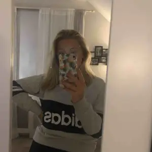 Snygg tröja från adidas som är jätte skön. Ganska oversized, större än en XS iaf. Priset kan diskuteras. Kan mötas upp i Stockholm eller Södertälje eller fraktas. 