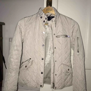  - Snygg höstjacka i rutigt foder i bra kvalité! Ser lite glansig ut på bilderna men är mattare i verkligheten. Silvriga knappar och detaljer, och sitter figursydd i midjan. Riktigt snygg till hösten! 🍂