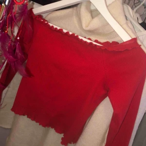  - Ribbad, röd offshoulder topp. Är i storlek L, men sitter som en XS/S (är väldigt töjbar också). Bra skick! ❤️ frakt är inkluderat i priset