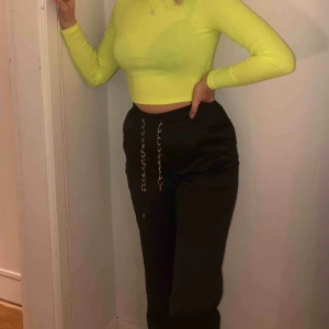  - Super fina silkes brallor från Guess med guldkedje detaljer. Köpta för ca ett år sen för 900kr, använda kanske 4-5 gånger.