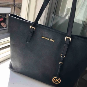 Michael kors väska  - Den klassiska Michael kors väskan! Jag har haft den i något år och använt den sparsamt, men jag använder den inte så ofta längre och känner att den skulle komma till mer användning hos någon annan!!Den kostade ca 3300 från början☺️