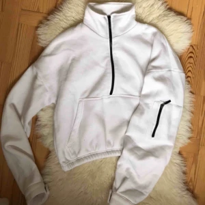  - Vit zip up med svarta dragkedjor. Säljer pga har för många tjocktröjor :) frakt ingår. 