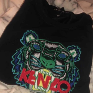  - FAKE kenzo långärmad tröja. Storlek L, men liten i storlek så skulle säga M/S