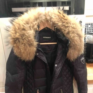  - Vinterjacka från rock and blue inköpt 2017. STORLEK: 38 NYPRIS:3500kr Mer bilder ges vid intresse Kan fraktas, men då stör köparen för frakten 