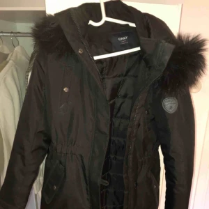  - vinterjacka från only med svart pälskrage(inte äkta) i bra skick! köparen står för eventuell frakt!