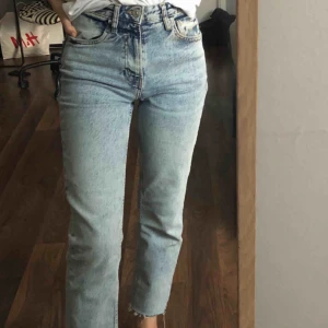  - Jättesnygga jeans från Zara. Modellen ”High Rise Slim”. Passar mig som är 160 cm, men även längre beroende på var man vill att de ska sluta. Jättefint skick, säljer pga inte min stil. Möts upp i Göteborg eller så står köparen för frakt (72kr). 