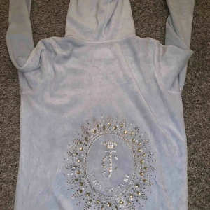  - Skitfin juicy kofta med luva👌🏼 ljusblå färg med ”diamant” detalj på ryggen! Kostade runt 1500kr skulle säga att den ör som en liten xs