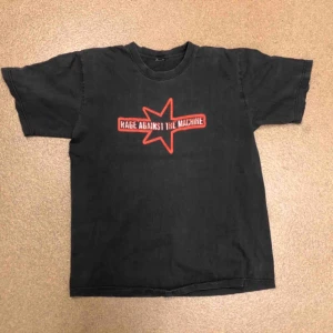  - Vintage Rage Against The Machine Battle Of Los Angels Tour 99 T-shirt. Fantastiskt snyggt urtvättad. Sitter som en något tight large. Mått armhåla till armhåla: ca 55. Längd från axel ca: 66 cm