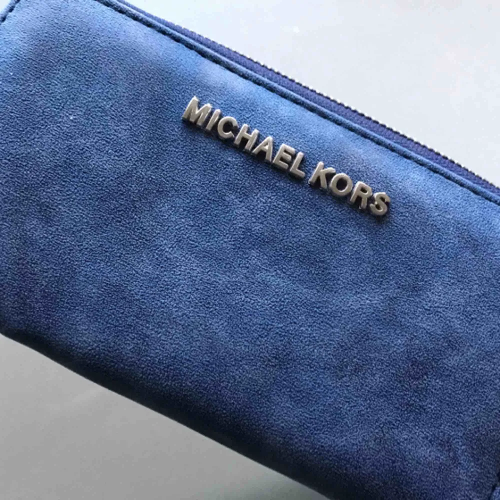 Säljer en helt oanvänd Michael kors plånbok som är i väldigt fin blå färg. Helt oanvänd. Accessoarer.