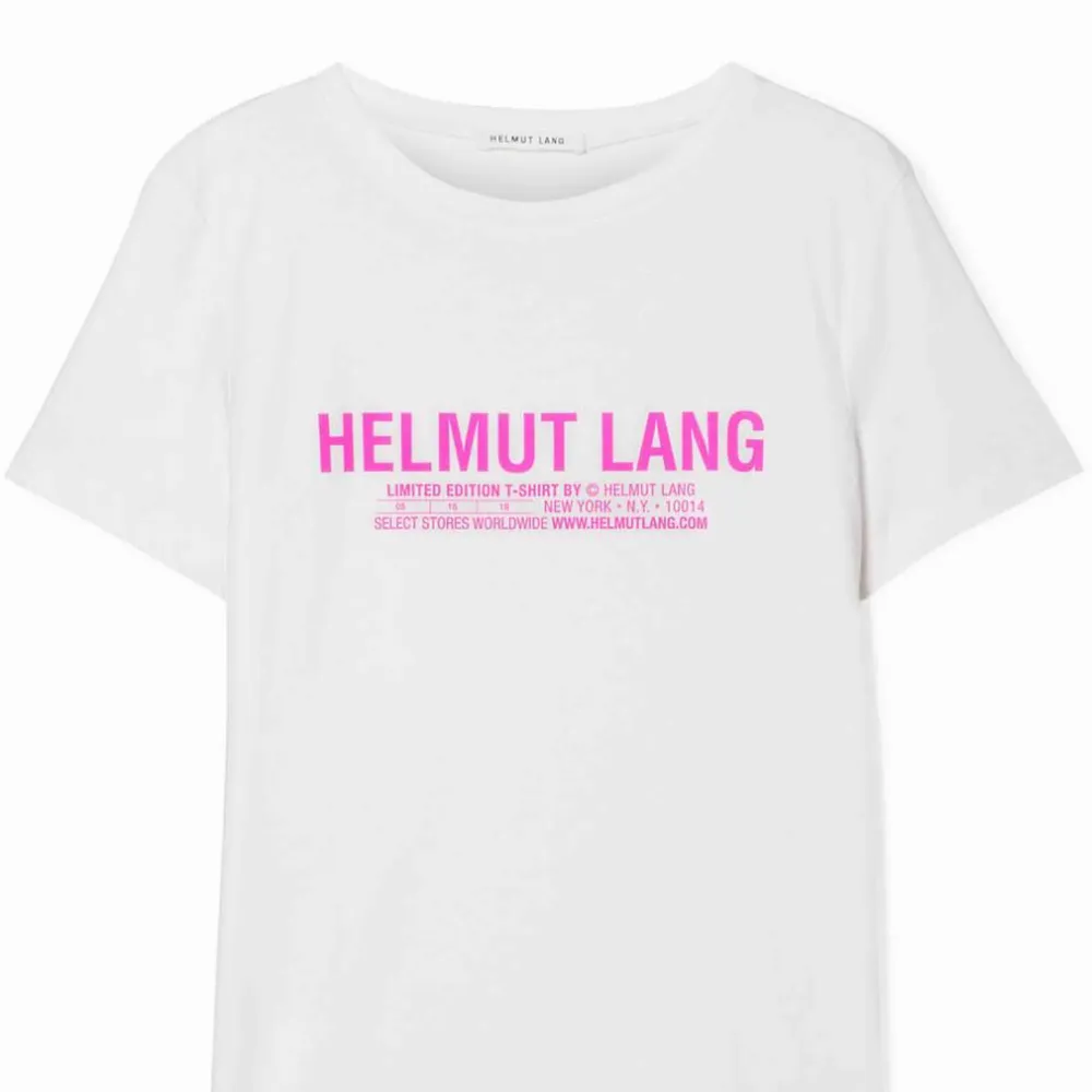 Helmut Lang t-shirt . Perfekt skick, använd 2 gånger💖💘. Toppar.