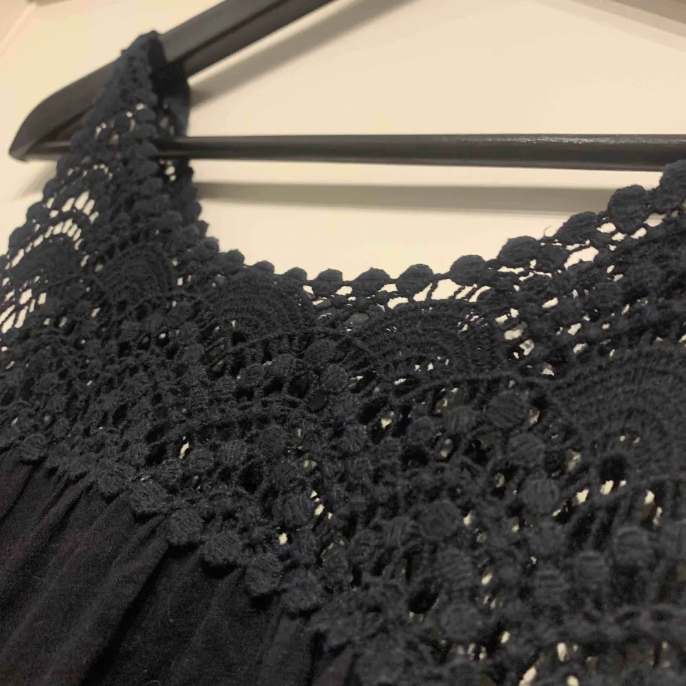 •svart klänning med stickad detalj upptill. Klänningar.