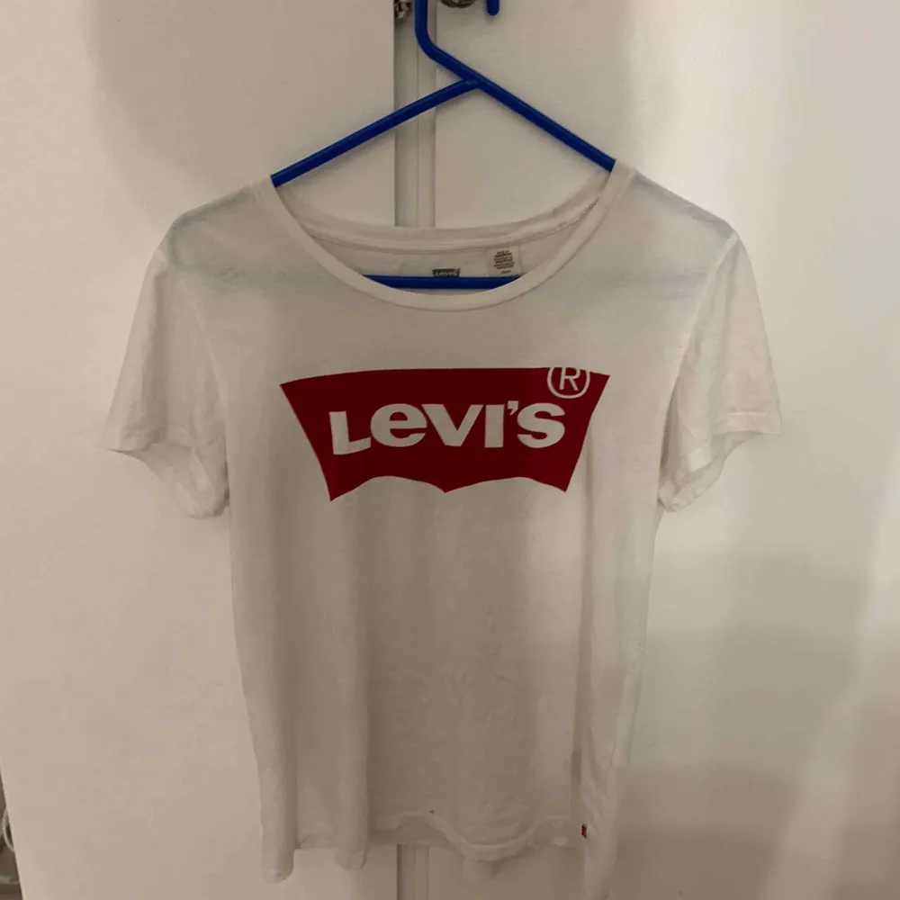 Den klassiska Levis T-shirten! Använd några få gånger. Frakt ingår i priset. . T-shirts.