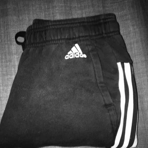  - Snygga äkta Adidasbyxor i bra skick! De är den gamla modellen som är tightare än den nya, se bild 3.  Säljer pga bytt stil 💕 Frakt tillkommer på 52kr men kan även mötas upp i Staffanstorp 