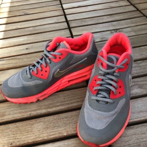  - Nike Air Max strl 36. Använda kanske 5 gånger totalt? Superfina men säljer pga endast använda 5 gånger. Bud från 250kr. Köparen står för frakt