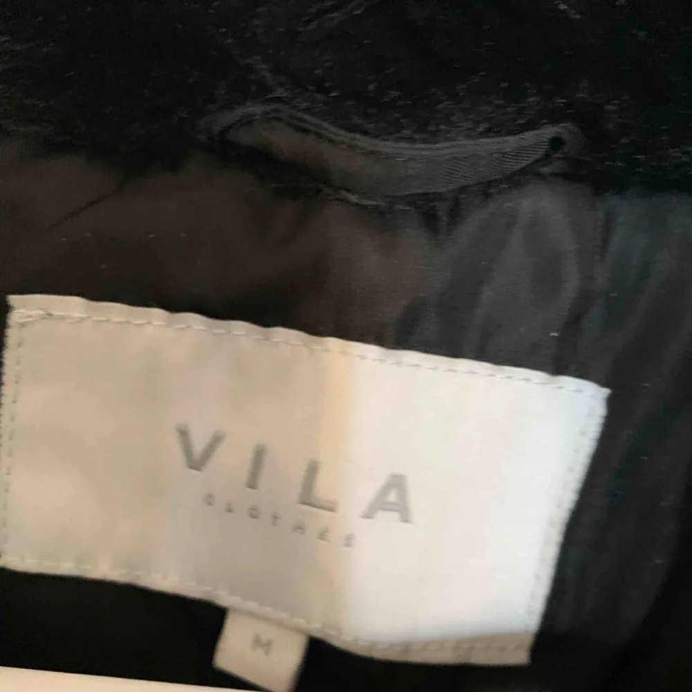 Säljer en snygg pälsjacka från vila Storlek m Sparsamt använd Fejkpäls  Två fickor i kappan Köparen står för frakten 80 kr . Jackor.