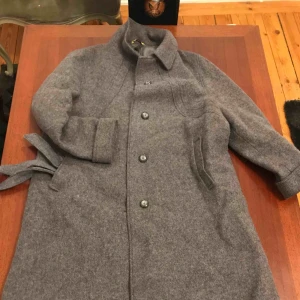  - Kappa Av viscose . Super stilig och varm material av mycket bra kvalite. Den e precis som ny. Merlerade knappar och skärp.